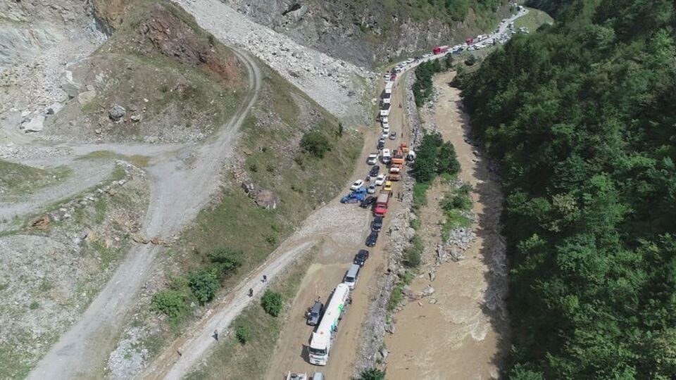 Sel ve heyelan! Yol kapandı, uzun kuyruklar oluştu