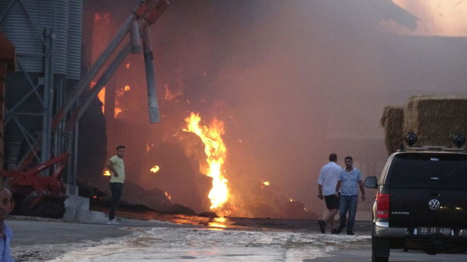 Hayvan çiftliğinde yangın! Yüzlerce büyükbaş var