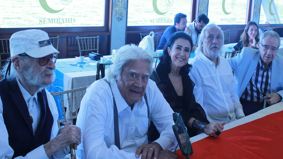 Yeni müzikali usta isimlerle tanıttı