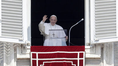 Papa Francis, Vatikan'da asansörde mahsur kaldı