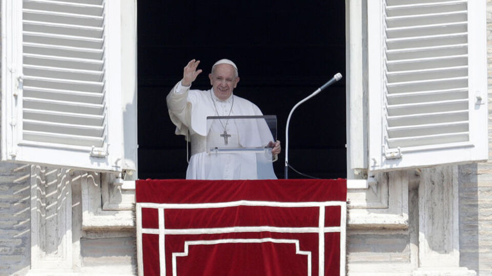 Papa Francis, Vatikan'da asansörde mahsur kaldı
