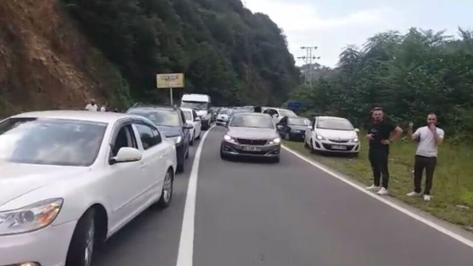 Heyelan ulaşımı aksattı