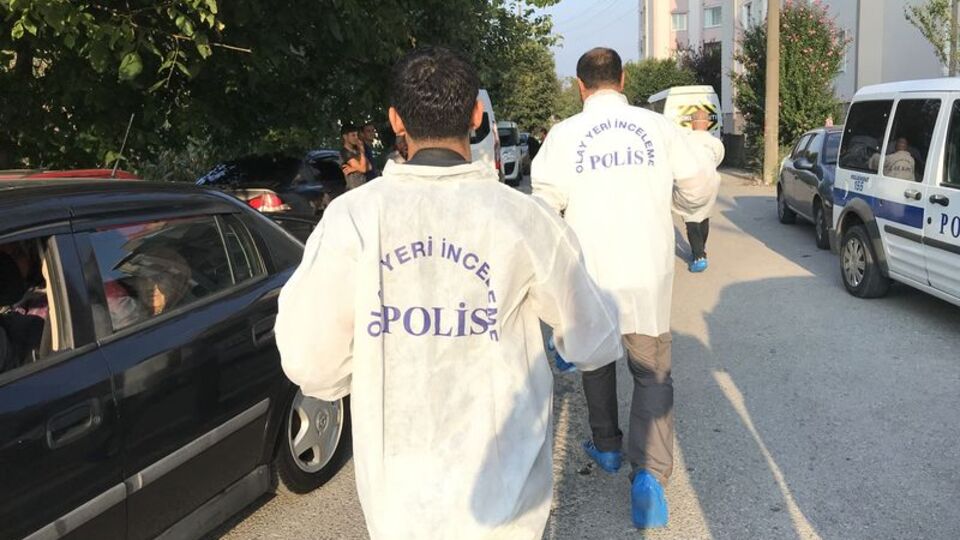 Babasını keser ve bıçakla öldürdü!