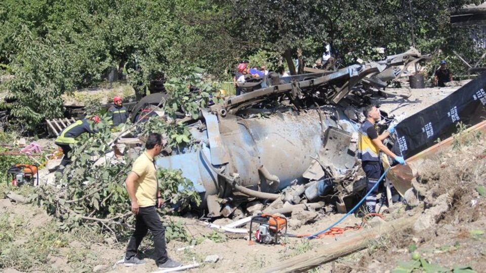 İş makinesi daldı! 4 kişi öldü, 1 kişi yaralı!