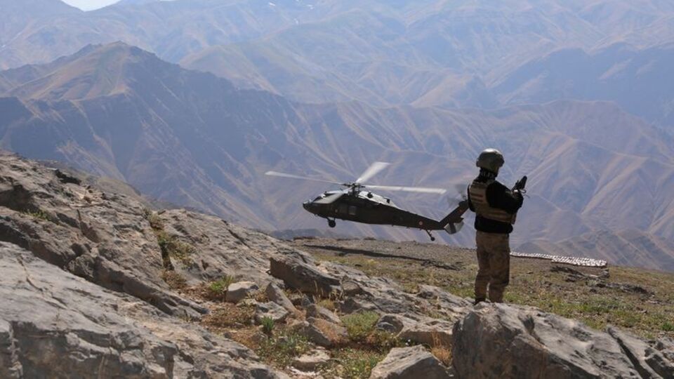 Hakkari'de bir terörist teslim oldu