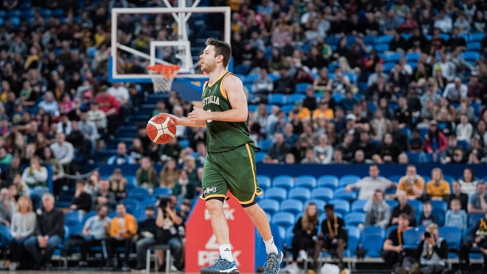 Avustralya galibiyetle başladı