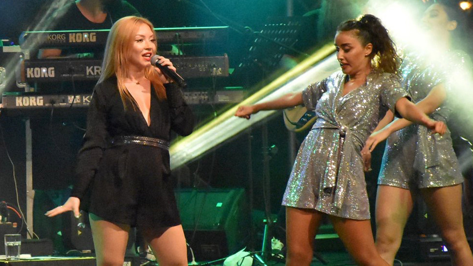 Ece Seçkin sevenleriyle buluştu