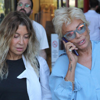 Yakın dostu ile alışverişte