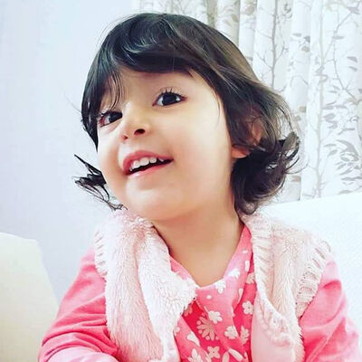 Alya, annesinin elini bırakıp koştu!