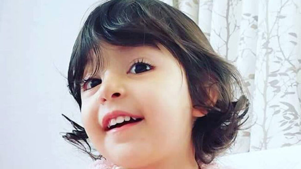 Alya, annesinin elini bırakıp koştu!