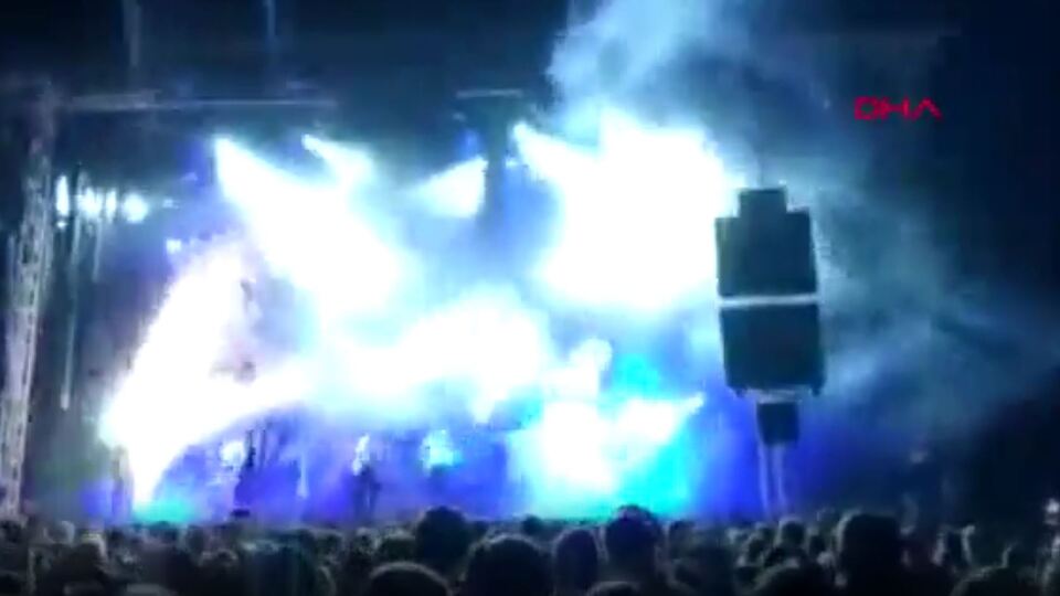 Ünlü şarkıcı sahnede hayatını kaybetti