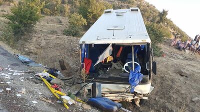 İşçi midibüsü şarampole devrildi: 17 yaralı