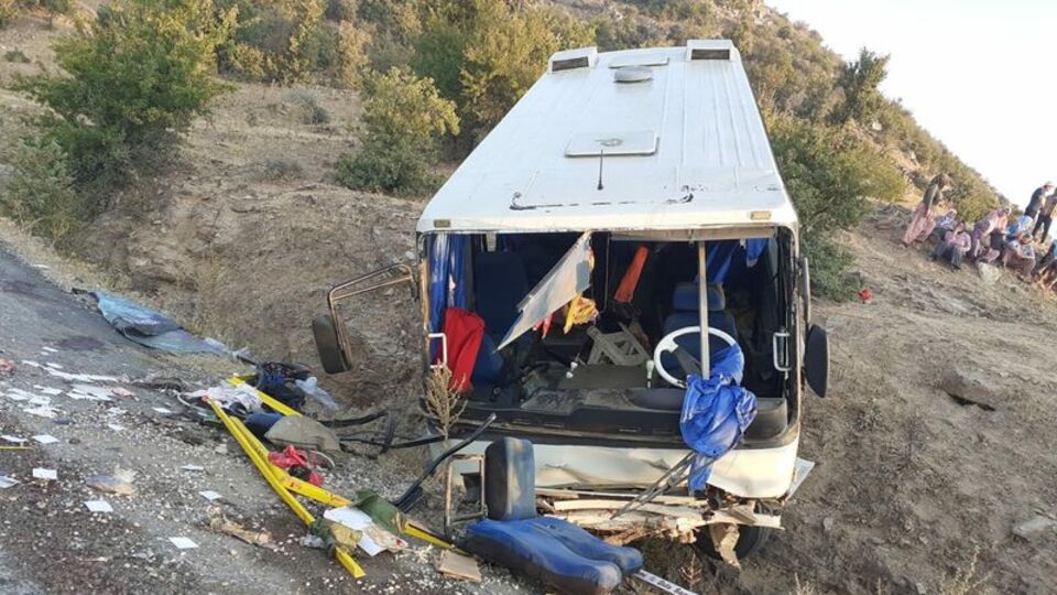 İşçi midibüsü şarampole devrildi: 17 yaralı