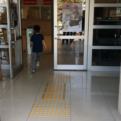 Kahreden an! Babasının peşinden böyle koştu