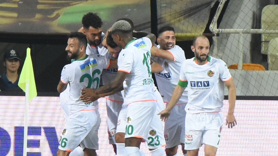 Alanyaspor liderliğe yükseldi!