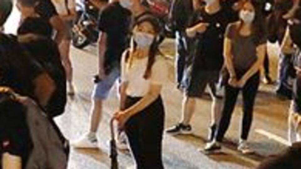 Hong Kong'da protestocular havalimanı yakınındaki yolları kapattı