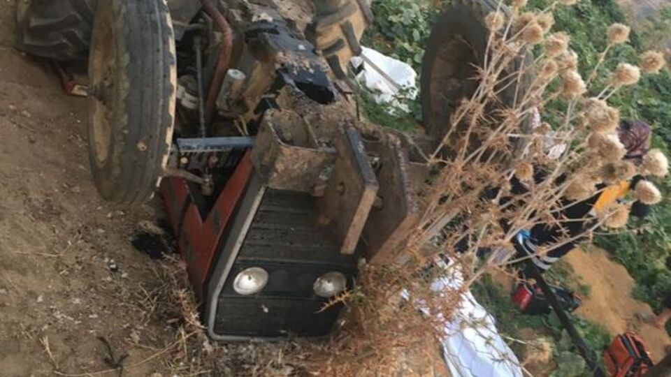 İzmir'de traktör devrildi: 1 ölü