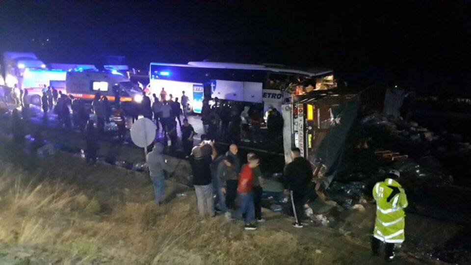 Başkent'te yolcu otobüsü devrilen TIR'a çarptı!