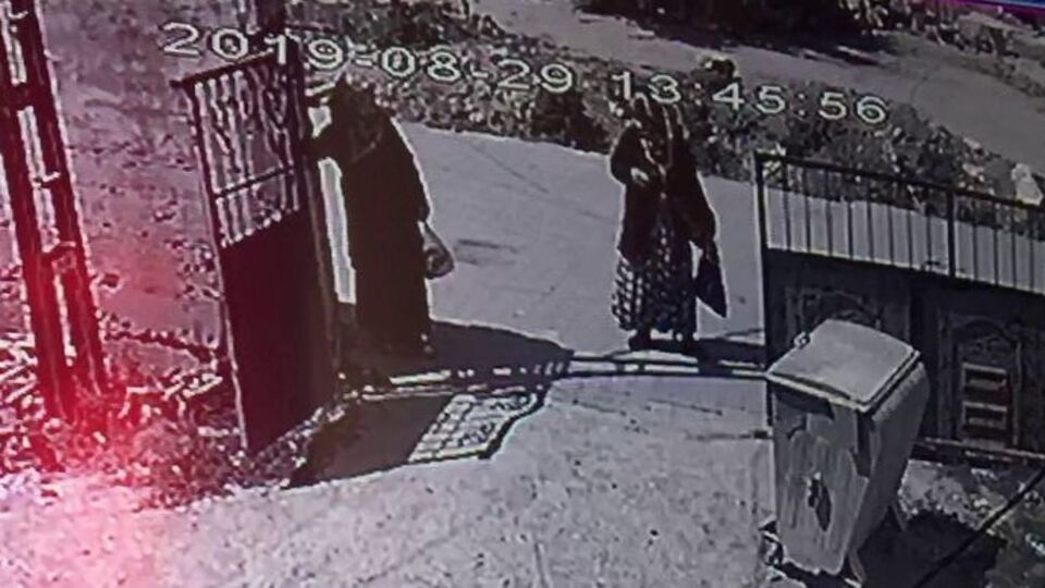 Akılalmaz olay! Hırsızı altınlarla evde bıraktı