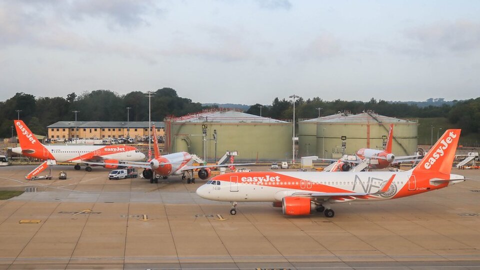 Gatwick Havaalanı'nda rötarlar nedeniyle bazı uçaklar valizsiz kalktı