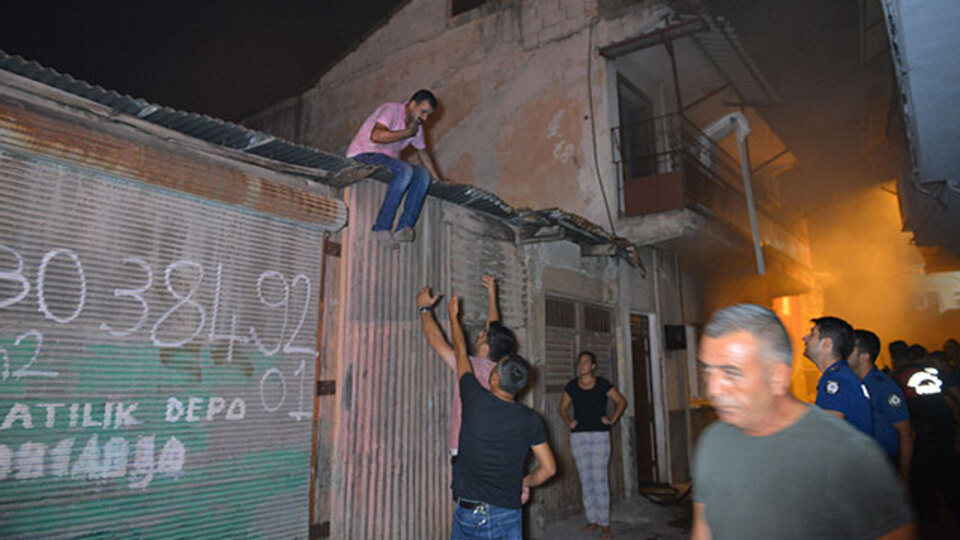 İçinde eski eşi ve çocuğu bulunan evi ateşe verdi