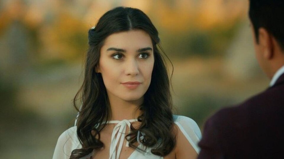 Burcu Kıratlı kimdir?