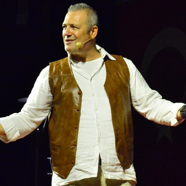 Levent Üzümcü, Torbalı'da seyircisinin karşısına çıktı