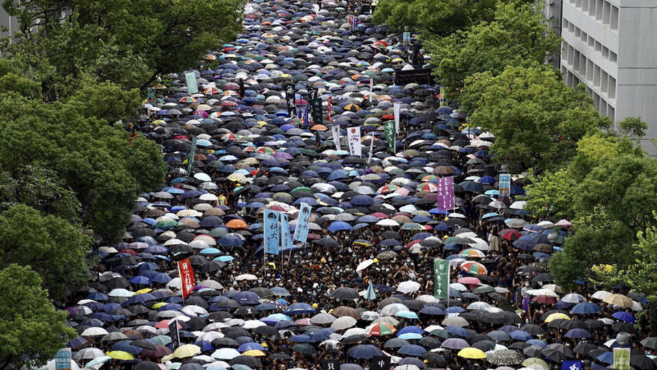 Hong Kong'ta tartışmalı yasa tasarısı geri çekildi!