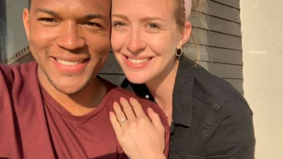 Bir ay boyunca kız arkadaşına evlenme teklifi etti