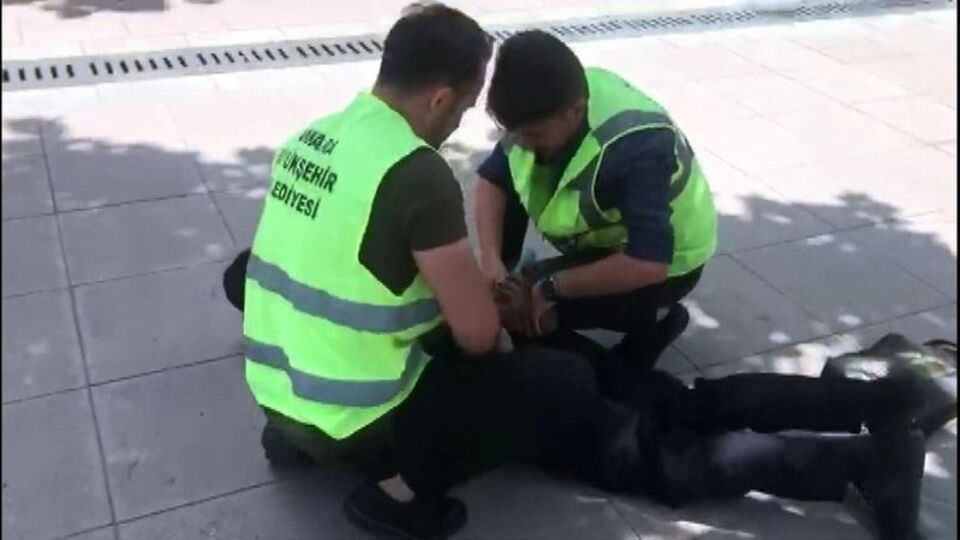 Başkent'te hareketli anlar! Polis, 'çöpçü' kılığına girdi ve kıskıvrak yakaladı