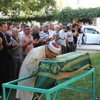 Müftü 'mahcubuz' deyip tabutunu öptü