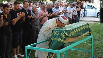 Müftü 'mahcubuz' deyip tabutunu öptü