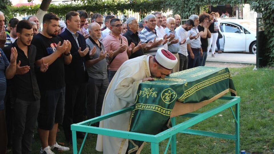 Müftü 'mahcubuz' deyip tabutunu öptü