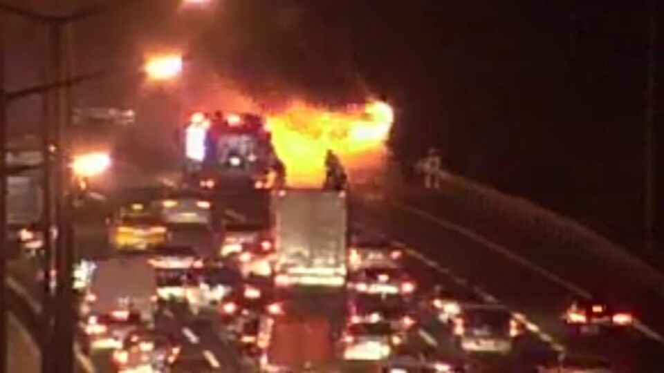 Halk otobüsü TEM Otoyolunda alev alev yandı