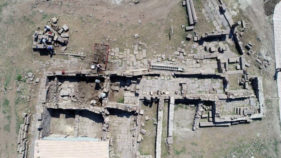 Assos'ta 7 bin yıllık balta bulundu