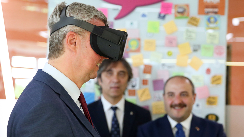 Çekya Başbakanı İTÜ ARI'yı ziyaret etti