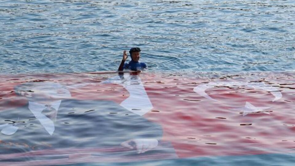 Milli sporcu Sivas Kongresi için daldı