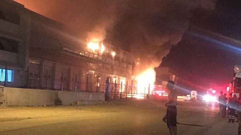 İzmir'de ekmek fabrikası alev alev yandı