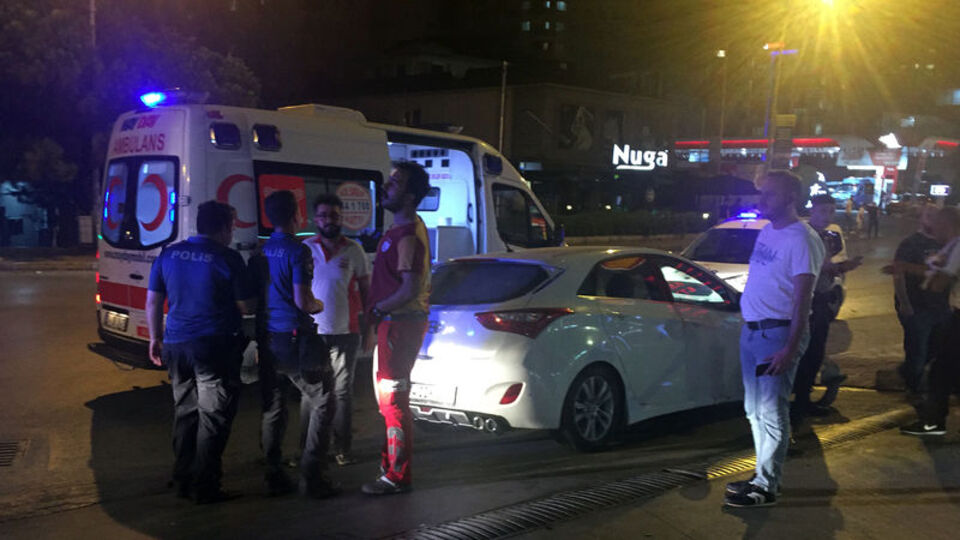 Kovaladıkları otomobile kurşun yağdırdılar