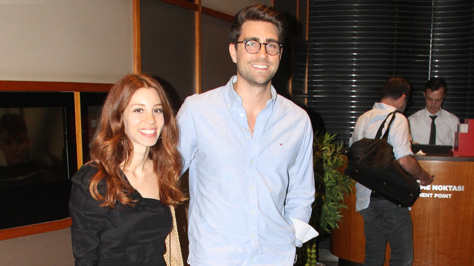 Sevgilisiyle ortaya çıktı