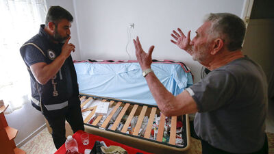 Polis arama yaparken Türk kahvesi keyfi! Rahatlıkları 'pes' dedirtti