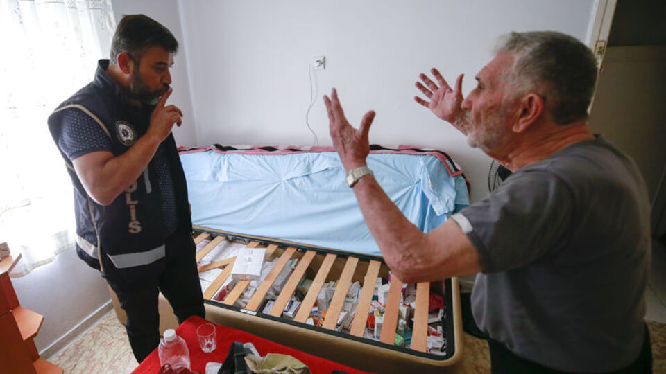 Polis arama yaparken Türk kahvesi keyfi! Rahatlıkları 'pes' dedirtti