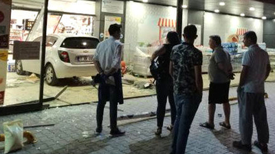 3 yaşındaki çocuk araçla markete girdi