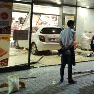 3 yaşındaki çocuk araçla markete girdi