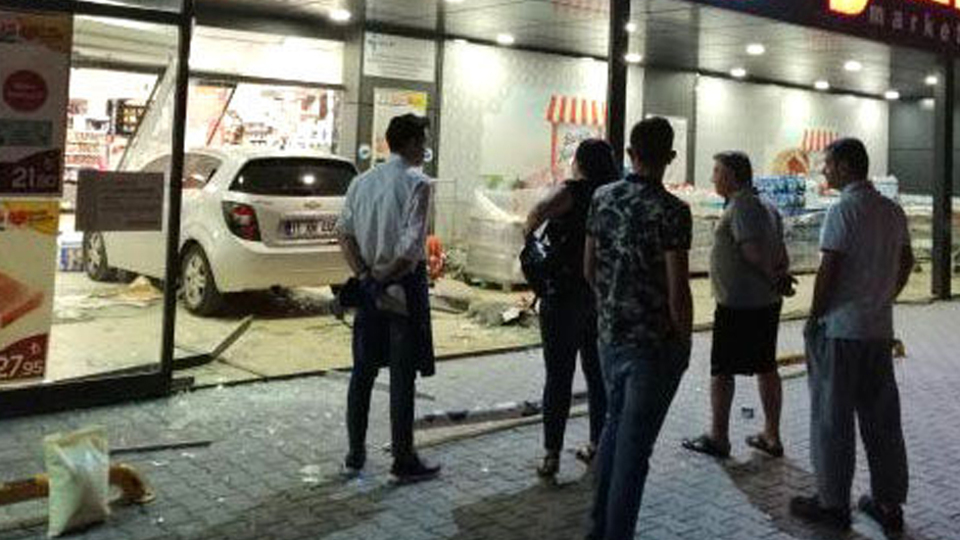 3 yaşındaki çocuk araçla markete girdi