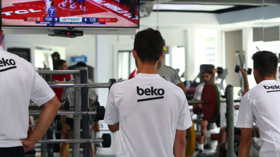 Beşiktaşlı futbolcular salonda çalıştı