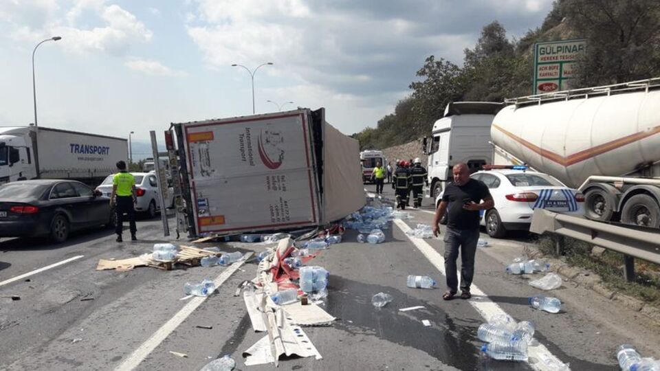 TEM'de TIR devrildi, uzun araç kuyrukları oluştu