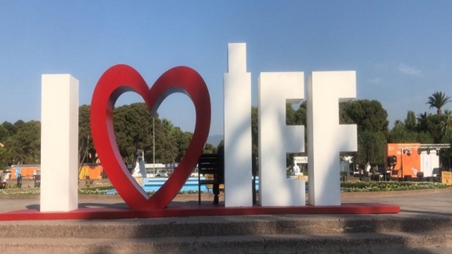 Fuar kapılarını temassızla açtı