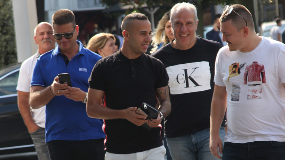 Başarılı futbolcu alışverişte