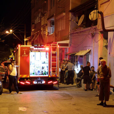 Yangından bıçaklanmış cansız beden çıktı